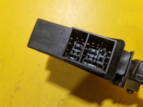 LEVÝ PŘEDNÍ MOTOREK STAHOVAČKY OKNA 6Y0959811 - ŠKODA FABIA I, FABIA II, ROOMSTER / VW POLO IV / SEAT IBIZA III, CORDOBA II - 17687