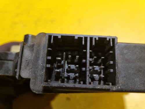 LEVÝ PŘEDNÍ MOTOREK STAHOVAČKY OKNA 6Y195802 - ŠKODA FABIA I, FABIA II, ROOMSTER / VW POLO IV / SEAT IBIZA III, CORDOBA II - 17613