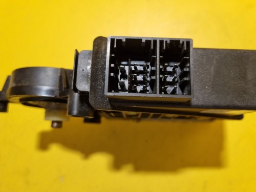 LEVÝ PŘEDNÍ MOTOREK STAHOVAČKY OKNA 6Y1959801 - ŠKODA FABIA I, FABIA II, ROOMSTER / VW POLO IV / SEAT IBIZA III, CORDOBA II - 17653