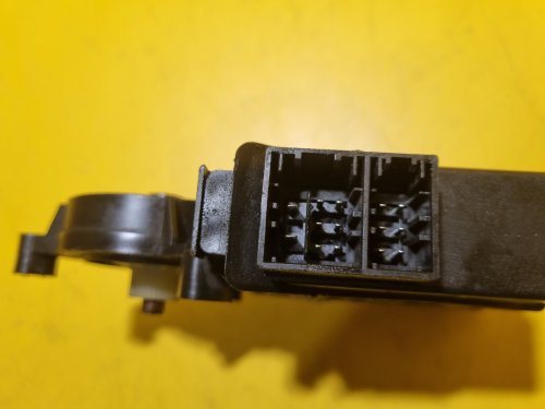 LEVÝ PŘEDNÍ MOTOREK STAHOVAČKY OKNA 6Y1959801 - ŠKODA FABIA I, FABIA II, ROOMSTER / VW POLO IV / SEAT IBIZA III, CORDOBA II - 17752