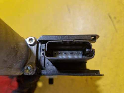 LEVÝ PŘEDNÍ MOTOREK STAHOVAČKY OKNA S JEDNOTKOU 82450-3Z010 HYUNDAI I40 - 18342