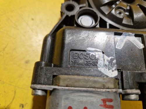 LEVÝ PŘEDNÍ MOTOREK STAHOVAČKY OKNA S JEDNOTKOU 82450-3Z010 HYUNDAI I40 - 18342