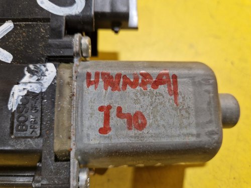 LEVÝ PŘEDNÍ MOTOREK STAHOVAČKY OKNA S JEDNOTKOU 82450-3Z010 HYUNDAI I40 - 18342