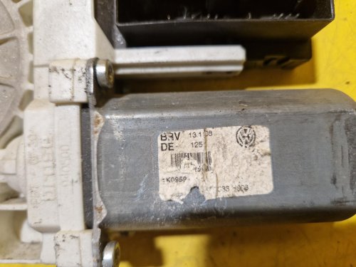 LEVÝ PŘEDNÍ MOTOREK STAHOVAČKY OKNA S JEDNOTKOU 1K0959793Q - ŠKODA OCTAVIA II / VW TOURAN I, TIGUAN, GOLF V.../ SEAT LEON - 20440