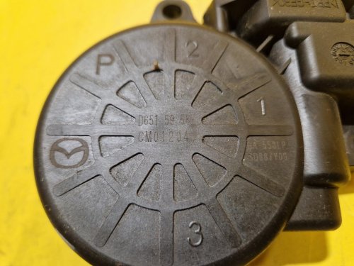 LEVÝ PŘEDNÍ MOTOREK STAHOVAČKY OKNA - MAZDA 6 II GH (2007-2013) - 18345