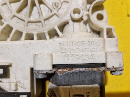 LEVÝ ZADNÍ MOTOREK STAHOVAČKY OKNA 1K0959703AL - VW GOLF VI - 20441