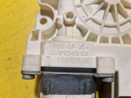 LEVÝ ZADNÍ MOTOREK STAHOVAČKY OKNA 1K0959703E - ŠKODA OCTAVIA II / VW TOURAN, GOLF V... / SEAT ALTEA, TOLEDO III... - 18681