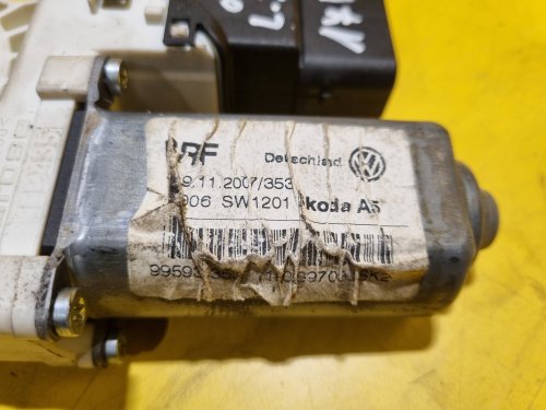 LEVÝ ZADNÍ MOTOREK STAHOVAČKY OKNA 1K0959703J - ŠKODA OCTAVIA II / VW TOURAN, GOLF V... / SEAT ALTEA, TOLEDO III... - 17539