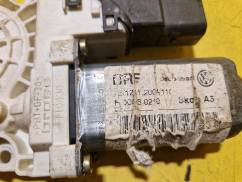 LEVÝ ZADNÍ MOTOREK STAHOVAČKY OKNA 996645100 - ŠKODA OCTAVIA II / VW TOURAN, GOLF V... / SEAT ALTEA, TOLEDO III... - 20536