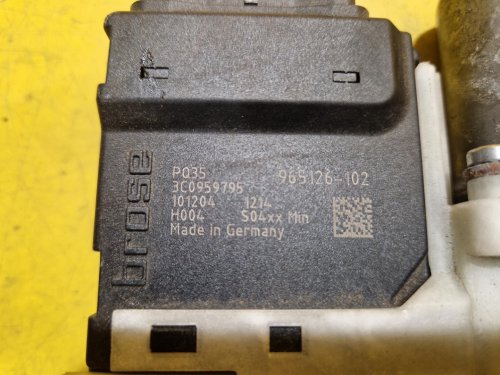 LEVÝ ZADNÍ MOTOREK STAHOVAČKY OKNA S JEDNOTKOU 3C0959795 - VW PASSAT B7 - 19432