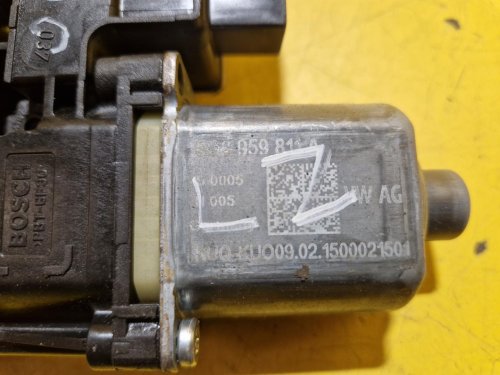 LEVÝ ZADNÍ MOTOREK STAHOVAČKY OKNA S JEDNOTKOU 5Q0959811A - ŠKODA OCTAVIA III, SUPERB III, FABIA III, RAPID / VW TIGUAN II, GOLF VII, PASSAT B8 - 19545