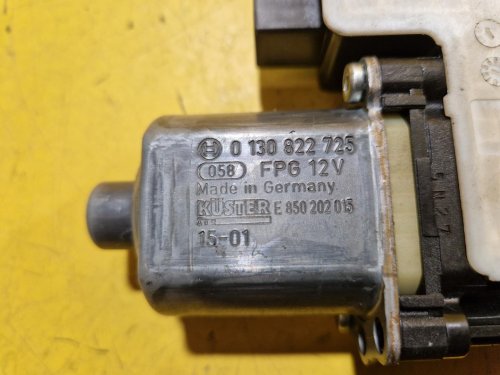 LEVÝ ZADNÍ MOTOREK STAHOVAČKY OKNA S JEDNOTKOU 5Q0959811A - ŠKODA OCTAVIA III, SUPERB III, FABIA III, RAPID / VW TIGUAN II, GOLF VII, PASSAT B8 - 19545