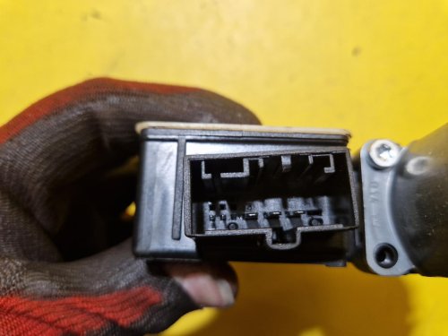 LEVÝ ZADNÍ MOTOREK STAHOVAČKY OKNA S JEDNOTKOU 5Q0959811A - ŠKODA OCTAVIA III, SUPERB III, FABIA III, RAPID / VW TIGUAN II, GOLF VII, PASSAT B8 - 19545