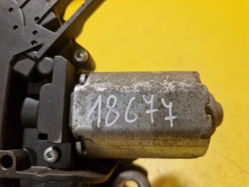 MOTOREK ZADNÍHO STĚRAČE - 13105981 - OPEL ASTRA H KOMBI / HATCHBACK - 18677