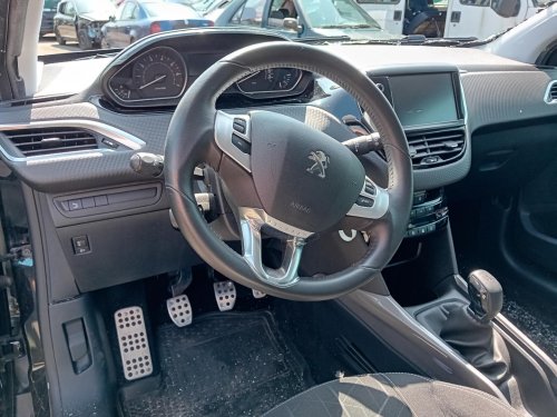 Peugeot 2008 Facelift 1.2 ( HM01 ) 60kW r.2018 černá na náhradní díly