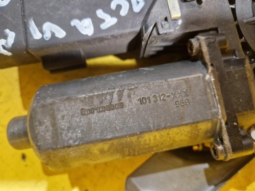 PRAVÁ PŘEDNÍ STAHOVAČKA OKNA S MOTORKEM 101448203 - ŠKODA OCTAVIA I - 18595