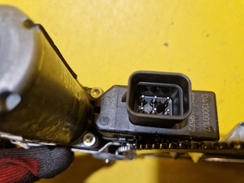 PRAVÁ PŘEDNÍ STAHOVAČKA OKNA S MOTORKEM A330013100418 - OPEL ASTRA H - 18599