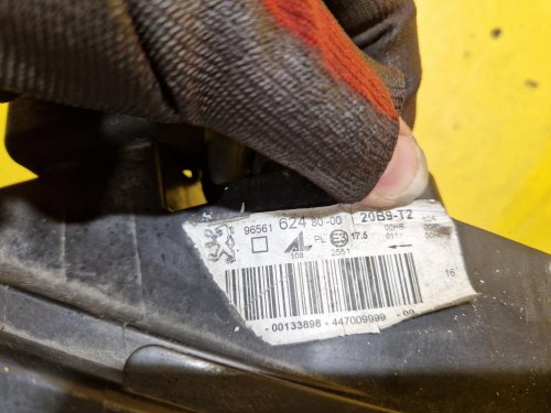 PRAVÉ PŘEDNÍ SVĚTLO PEUGEOT 308 I - 19811