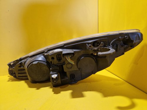 PRAVÉ PŘEDNÍ SVĚTLO PEUGEOT 308 I - 19811