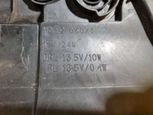 PRAVÉ PŘEDNÍ SVĚTLO PEUGEOT 5008 I / 3008 I - 17887