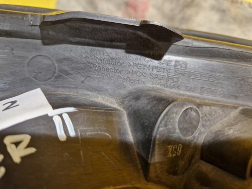 PRAVÉ PŘEDNÍ SVĚTLO SUBARU FORESTER II (SG) - 20252