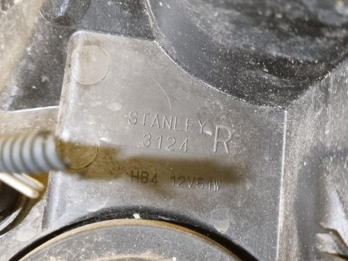 PRAVÉ PŘEDNÍ SVĚTLO TOYOTA COROLLA VERSO II - 14749
