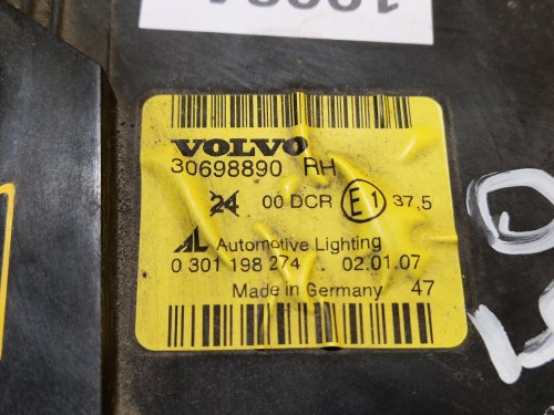 PRAVÉ PŘEDNÍ SVĚTLO XENON VOLVO V50, S40 II - 19084