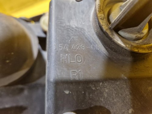 PRAVÉ PŘEDNÍ SVĚTLO VW PASSAT B5.5 - 20550