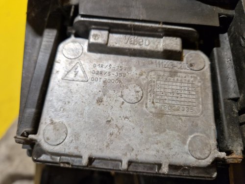 PRAVÉ PŘEDNÍ SVĚTLO XENON OPEL VECTRA C / SIGNUM , FACELIFT, ČERNÉ - 20947