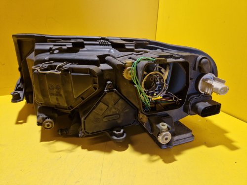 PRAVÉ PŘEDNÍ XENON SVĚTLO ŠKODA SUPERB I  - 18724