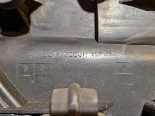 PRAVÉ PŘEDNÍ XENON SVĚTLO ŠKODA SUPERB I  - 18724