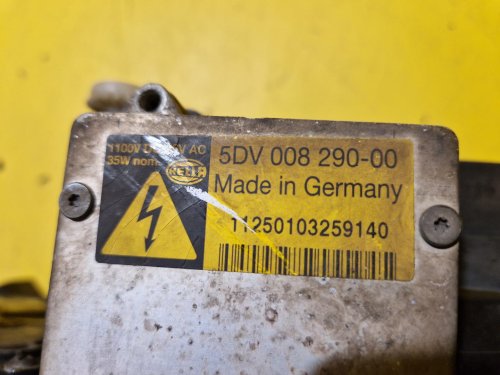 PRAVÉ PŘEDNÍ XENON SVĚTLO ŠKODA SUPERB I  - 18724