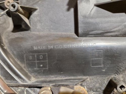 PRAVÉ PŘEDNÍ SVĚTLO ŠKODA SUPERB I  - 18949