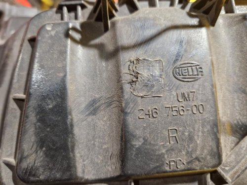 PRAVÉ PŘEDNÍ SVĚTLO ŠKODA SUPERB I  - 18949