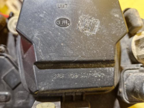 PRAVÉ PŘEDNÍ SVĚTLO ŠKODA SUPERB I  - 18949