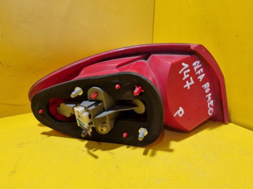 PRAVÉ ZADNÍ SVĚTLO ALFA ROMEO 147 VNĚJŠÍ - 16984
