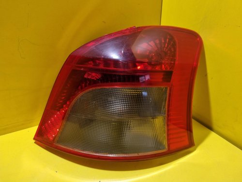 PRAVÉ ZADNÍ SVĚTLO TOYOTA YARIS II - 17659