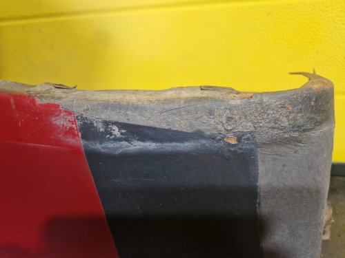 PRAVÝ PŘEDNÍ BLATNÍK MITSUBISHI COLT VI, ČERVENÝ - 19750