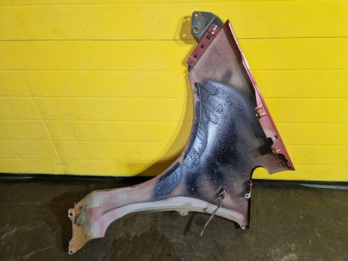 PRAVÝ PŘEDNÍ BLATNÍK MITSUBISHI COLT VI, ČERVENÝ - 19750