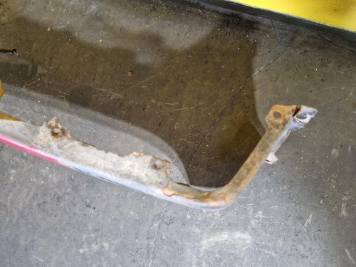 PRAVÝ PŘEDNÍ BLATNÍK MITSUBISHI COLT VI, ČERVENÝ - 19750