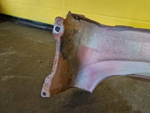 PRAVÝ PŘEDNÍ BLATNÍK MITSUBISHI COLT VI, ČERVENÝ - 19750