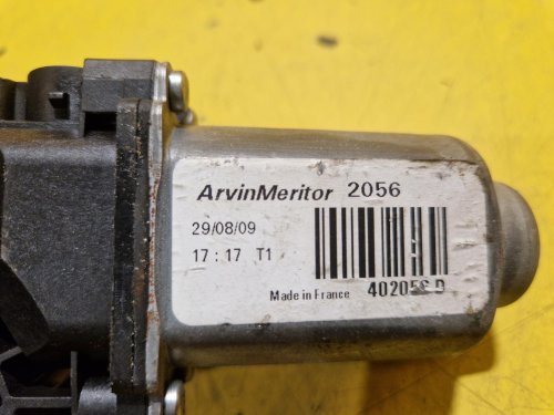 PRAVÝ PŘEDNÍ MOTOREK STAHOVAČKY OKNA - 402056 D - KIA CEED I - 19492