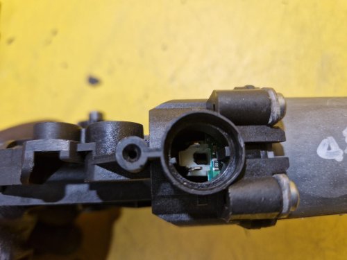 PRAVÝ PŘEDNÍ MOTOREK STAHOVAČKY OKNA - 402056 D - KIA CEED I - 19492