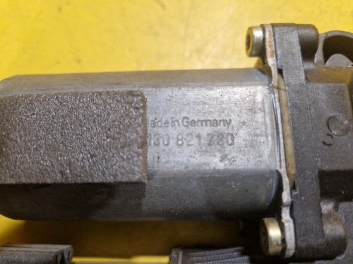 PRAVÝ PŘEDNÍ MOTOREK STAHOVAČKY OKNA 0130821730 ŠKODA OCTAVIA I - 18673