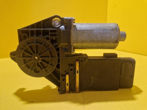 PRAVÝ PŘEDNÍ MOTOREK STAHOVAČKY OKNA 0130821730 ŠKODA OCTAVIA I - 18673