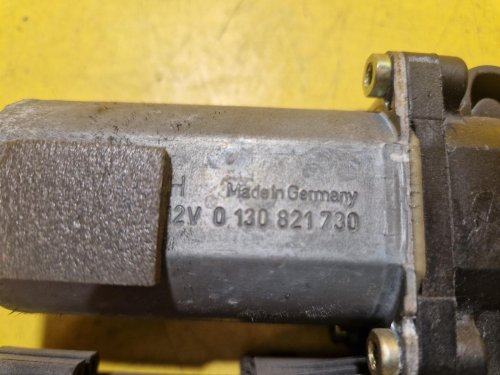 PRAVÝ PŘEDNÍ MOTOREK STAHOVAČKY OKNA 0130821730 ŠKODA OCTAVIA I - 18675