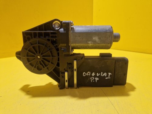 PRAVÝ PŘEDNÍ MOTOREK STAHOVAČKY OKNA 0130821730 ŠKODA OCTAVIA I - 18675