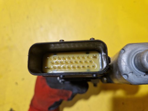 PRAVÝ PŘEDNÍ MOTOREK STAHOVAČKY OKNA 0130821730 ŠKODA OCTAVIA I - 20438