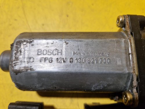 PRAVÝ PŘEDNÍ MOTOREK STAHOVAČKY OKNA 0130821730 ŠKODA OCTAVIA I - 20438