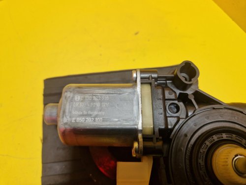 PRAVÝ PŘEDNÍ MOTOREK STAHOVAČKY OKNA 0130822716 - ŠKODA OCTAVIA III, SUPERB III, KODIAQ / VW TOURAN II, TIGUAN II, GOLF VII / SEAT LEON III, ATECA / AUDI A3 III, TT III, Q2 - 16034